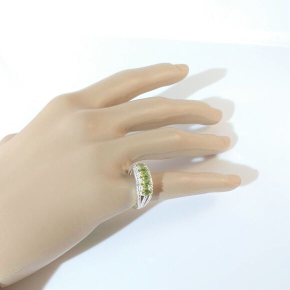 Peridot 1.4 Carats tw Ring in Sterling Silver Size 6-1/4 - Picture 7 of 8